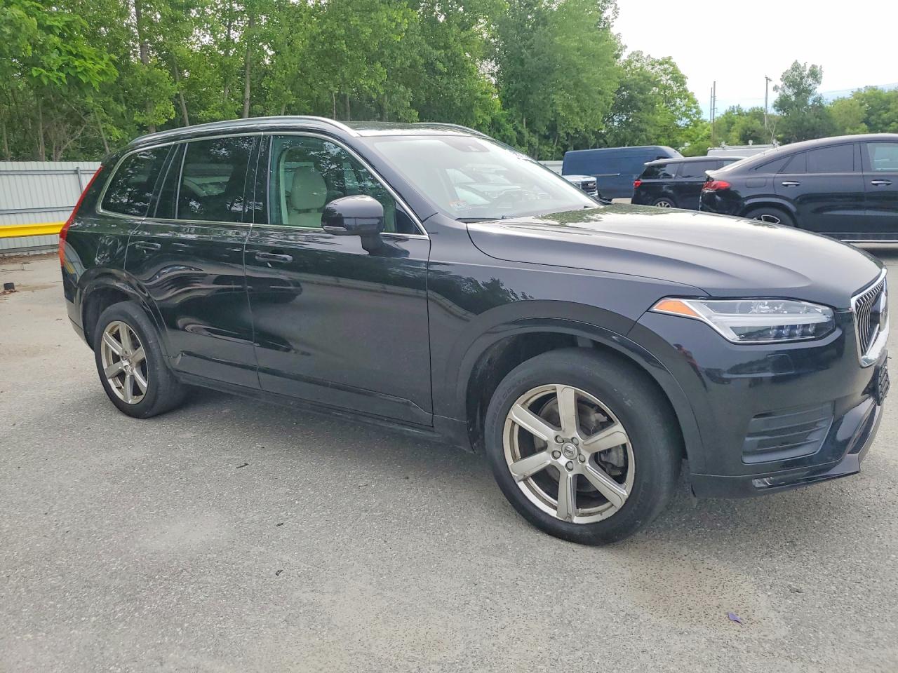 2021 VOLVO XC90 Momentum