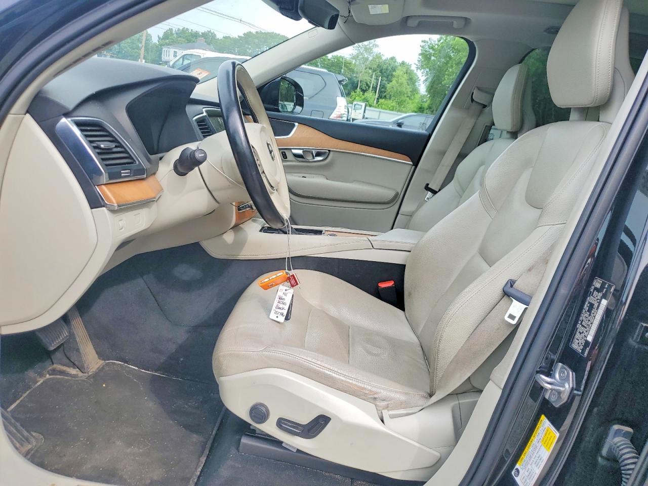 2021 VOLVO XC90 Momentum