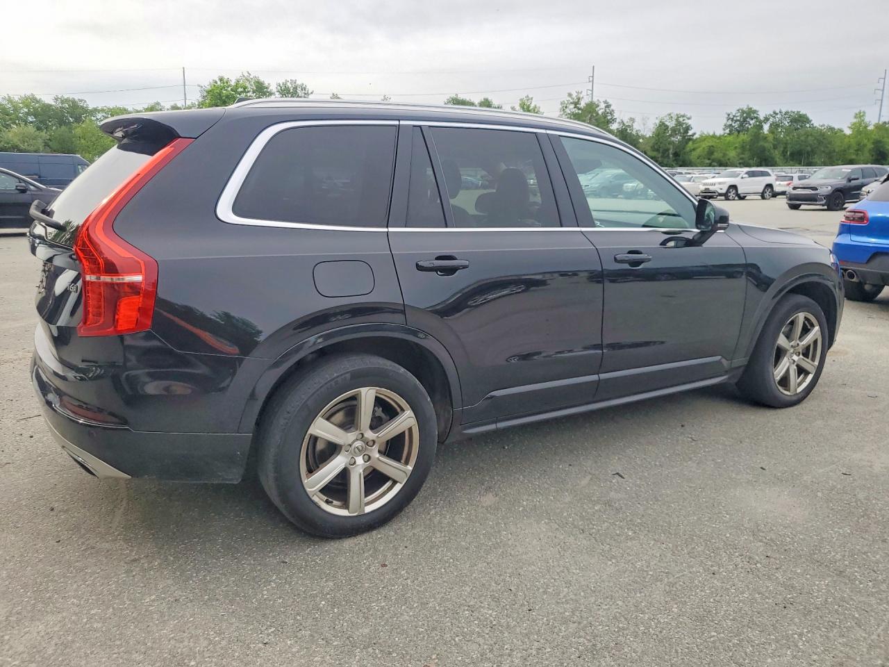 2021 VOLVO XC90 Momentum