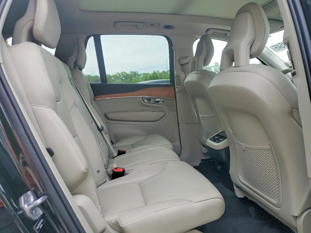 2021 VOLVO XC90 Momentum