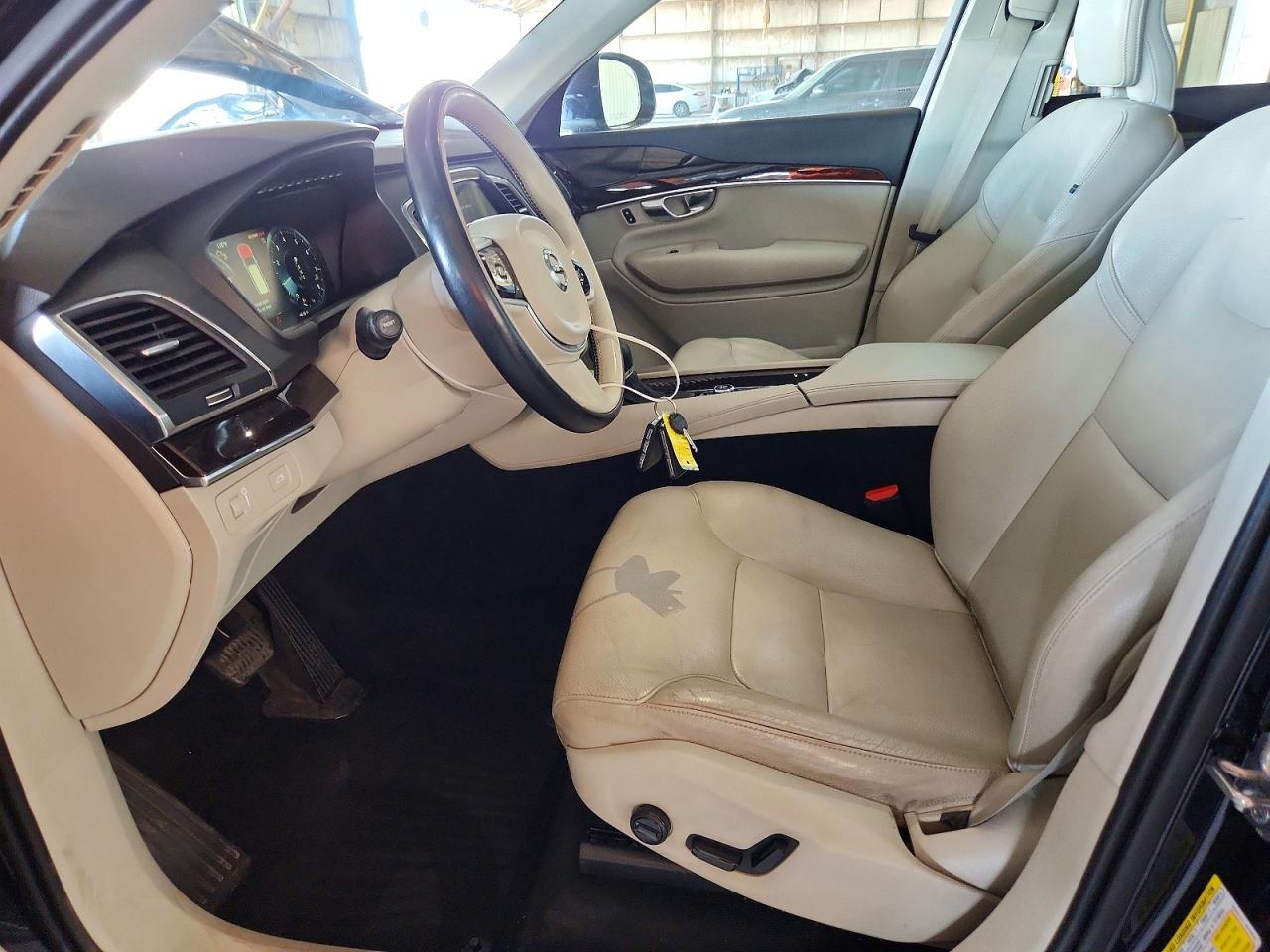 2019 VOLVO XC90 Momentum