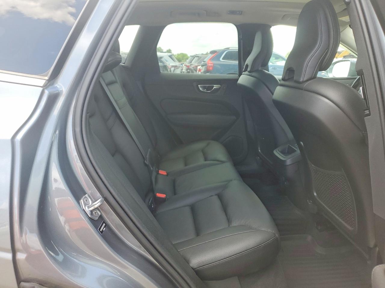2021 VOLVO XC60 Momentum