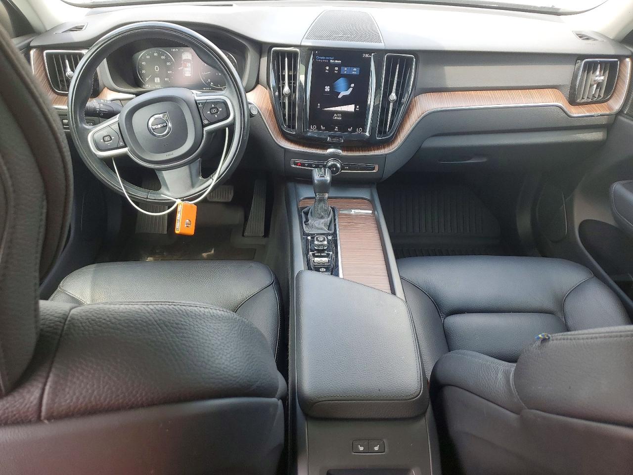 2021 VOLVO XC60 Momentum