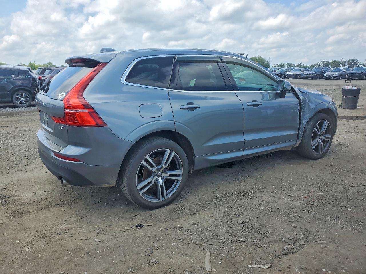 2021 VOLVO XC60 Momentum