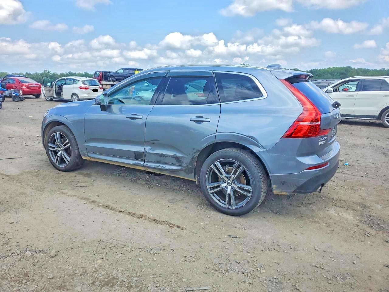 2021 VOLVO XC60 Momentum