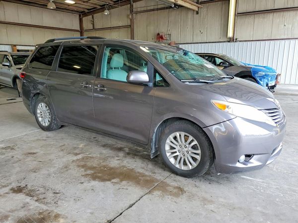2017 TOYOTA SIENNA
