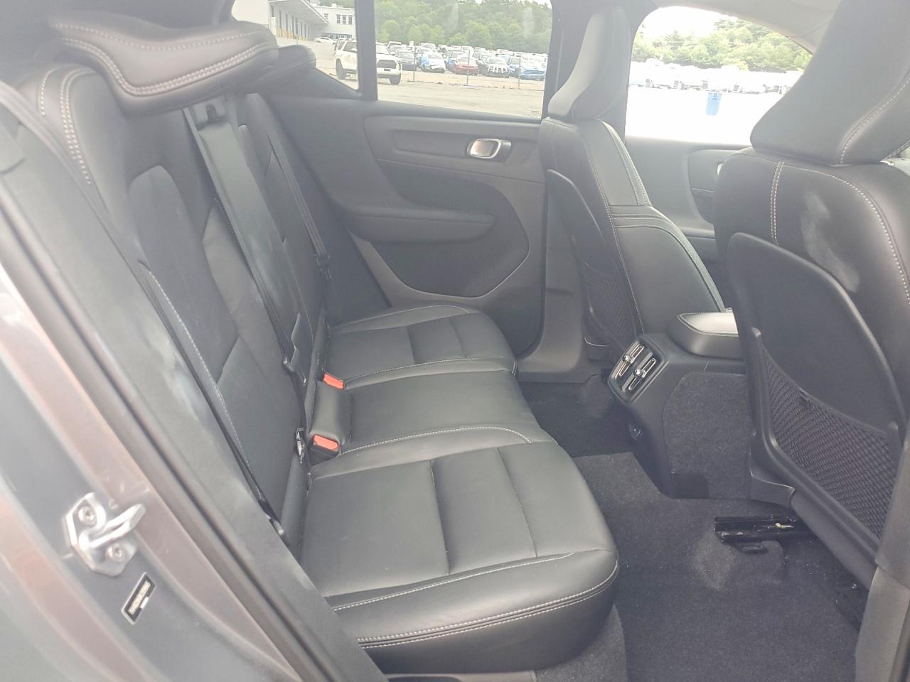 2019 VOLVO XC40 Momentum