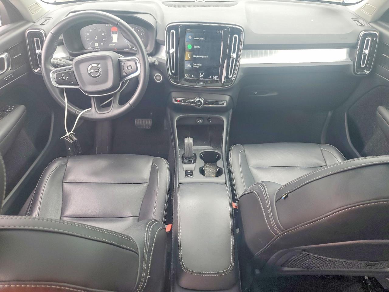 2019 VOLVO XC40 Momentum