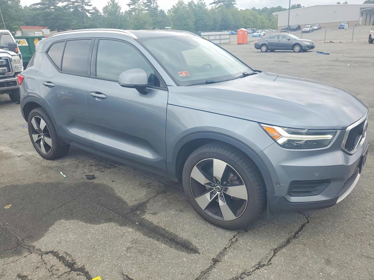2019 VOLVO XC40 Momentum