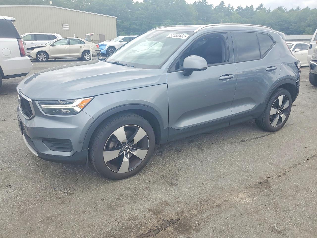 2019 VOLVO XC40 Momentum