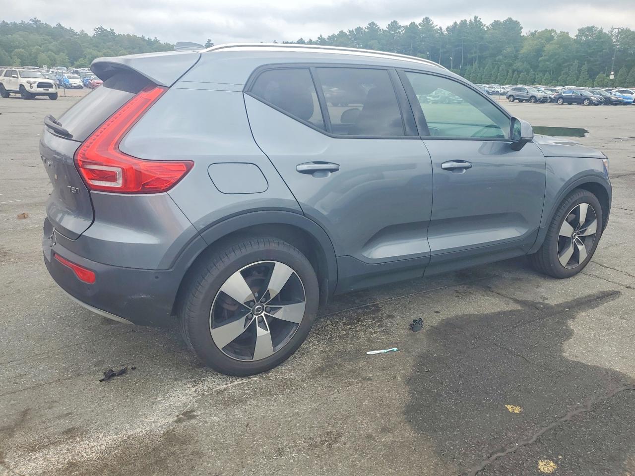 2019 VOLVO XC40 Momentum
