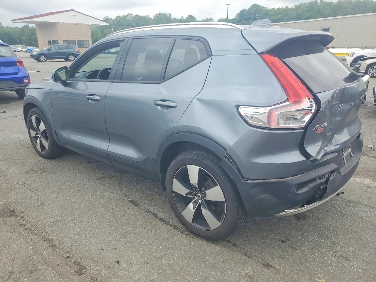 2019 VOLVO XC40 Momentum