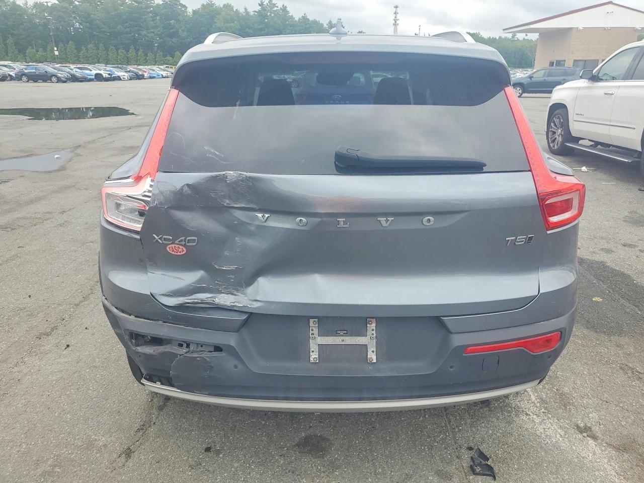 2019 VOLVO XC40 Momentum