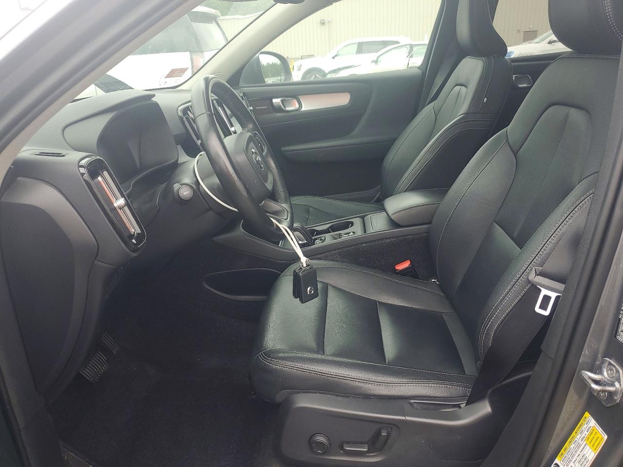 2019 VOLVO XC40 Momentum