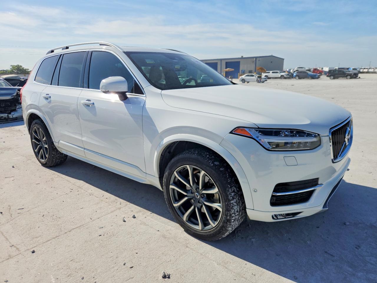 2018 VOLVO XC90 Momentum