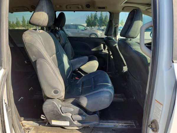 2019 TOYOTA SIENNA SE/SE Premium