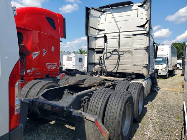 2015 VOLVO VN