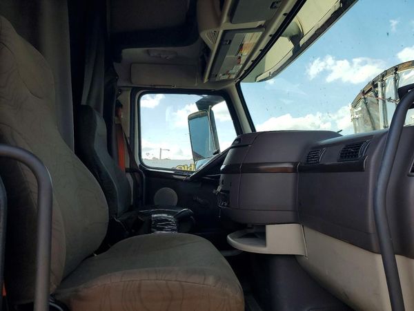 2015 VOLVO VN