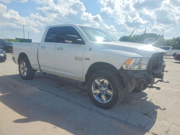2015 RAM 1500 SLT QUAD CAB 4X4
