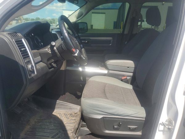 2015 RAM 1500 SLT QUAD CAB 4X4