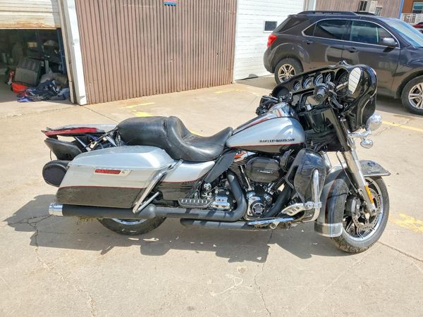 2015 HARLEY-DAVIDSON FL