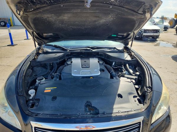 2013 INFINITI M37 — Engine bay
