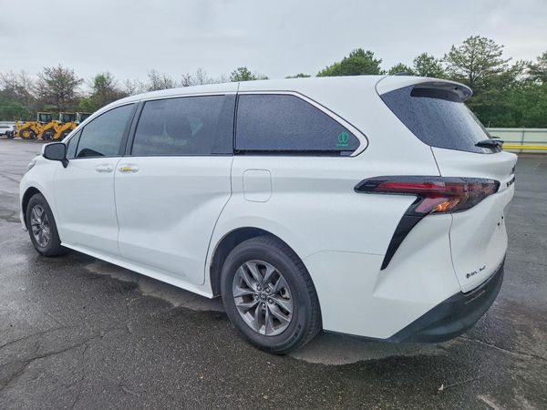 2025 TOYOTA SIENNA LE