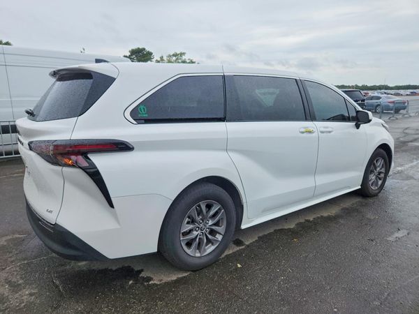 2025 TOYOTA SIENNA LE