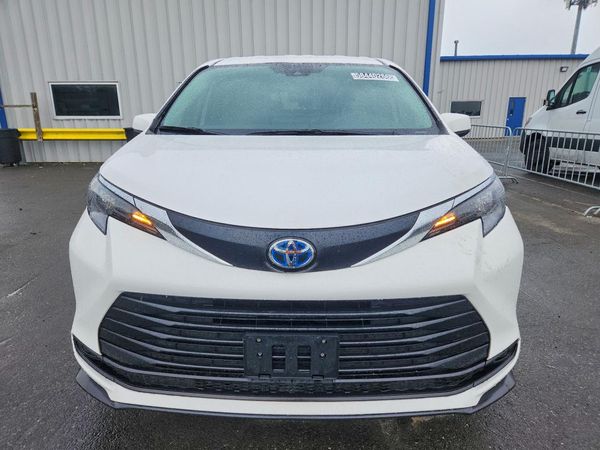 2025 TOYOTA SIENNA LE