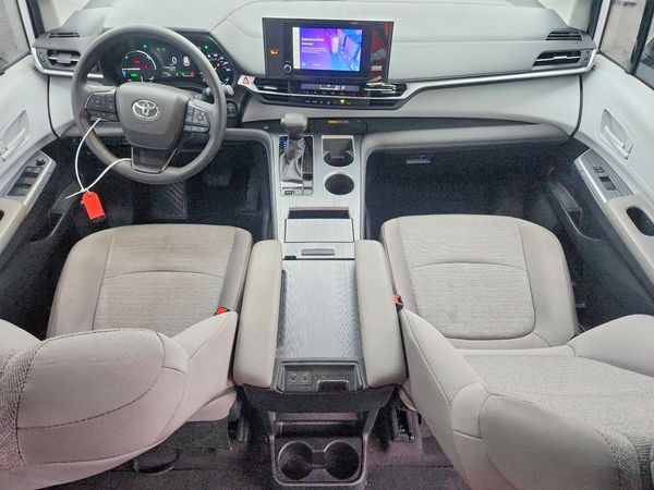 2025 TOYOTA SIENNA LE
