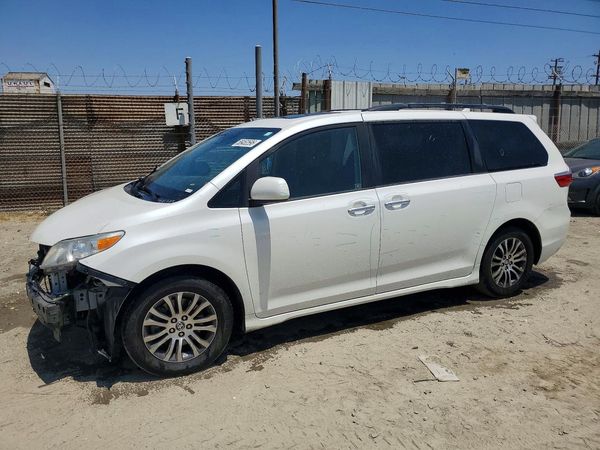 2019 TOYOTA SIENNA
