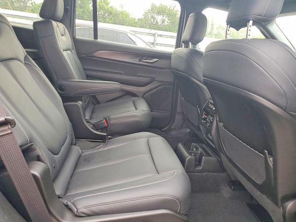 2025 JEEP GRAND CHEROKEE Laredo, Altitude