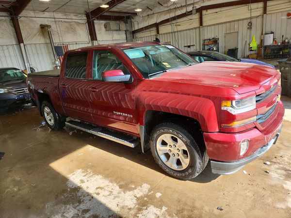 2017 CHEVROLET SILVERADO LT — Passenger 3/4