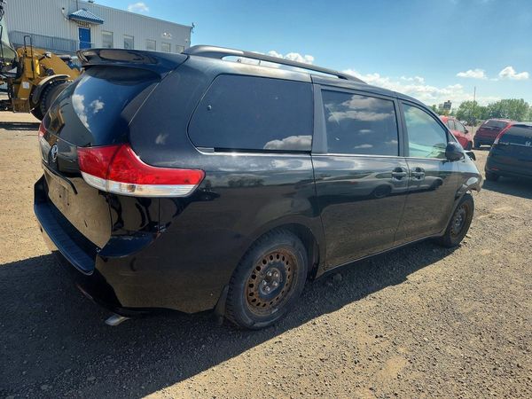 2014 TOYOTA SIENNA