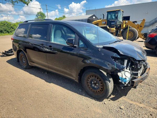 2014 TOYOTA SIENNA