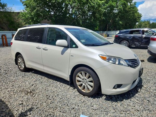 2017 TOYOTA SIENNA