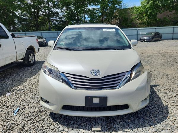 2017 TOYOTA SIENNA