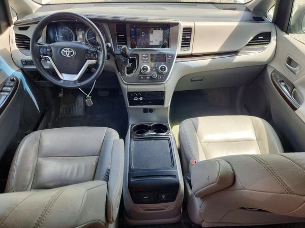2017 TOYOTA SIENNA