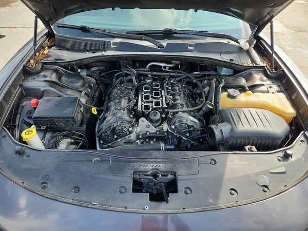 2019 DODGE CHARGER SXT — Engine bay