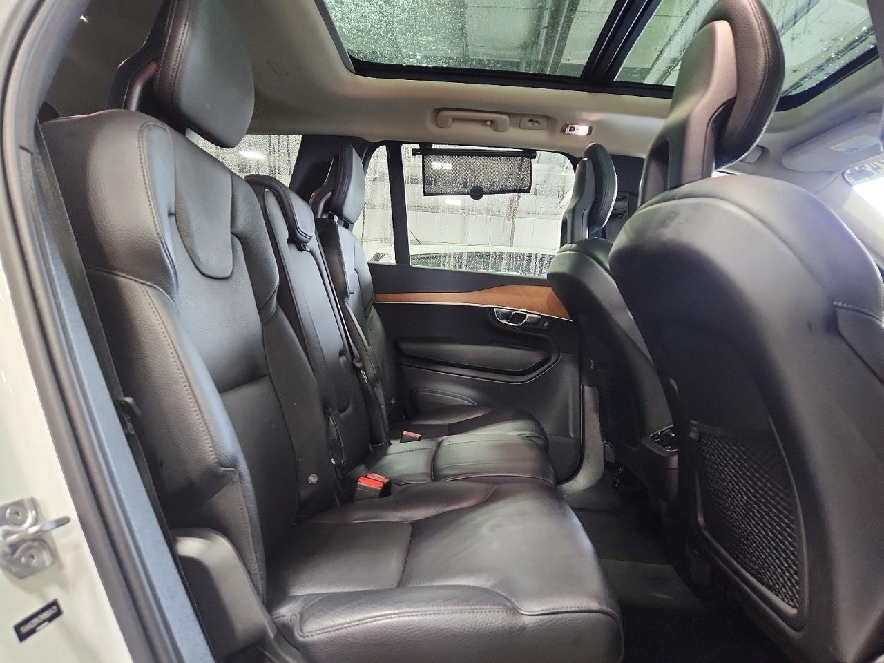 2021 VOLVO XC90 Momentum