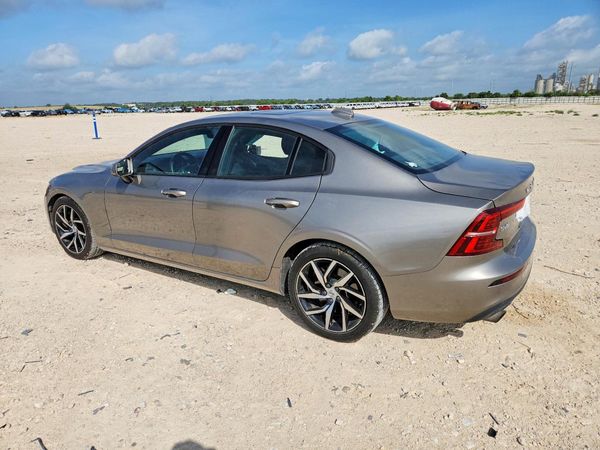 2019 VOLVO S60 Momentum