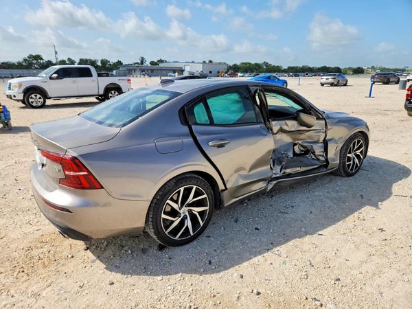 2019 VOLVO S60 Momentum