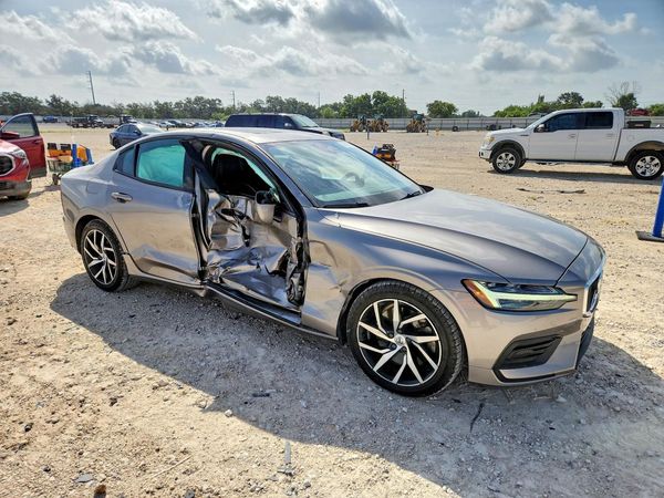 2019 VOLVO S60 Momentum
