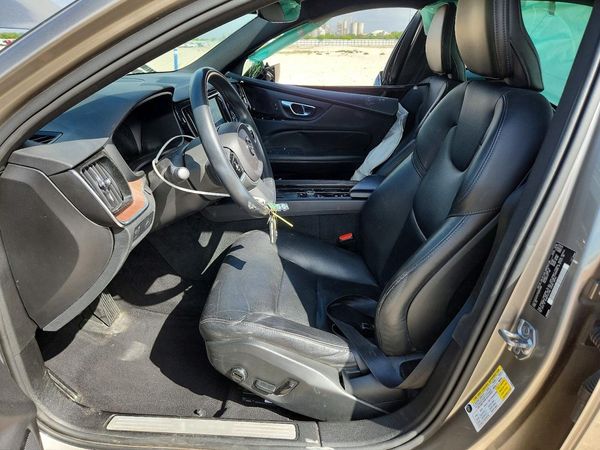 2019 VOLVO S60 Momentum