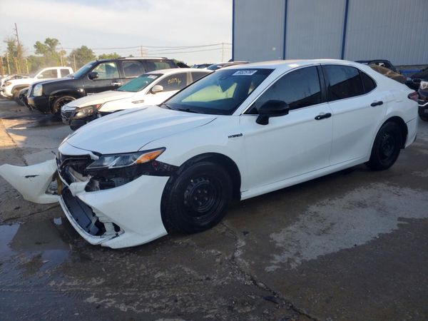 2020 TOYOTA CAMRY LE Hybrid — Front 3/4