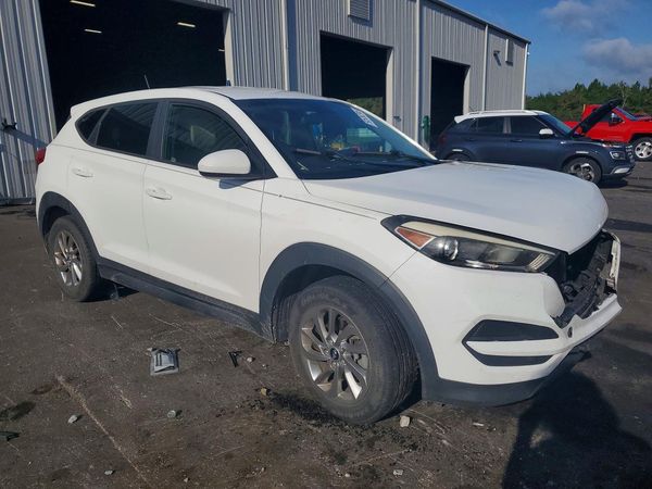 2017 HYUNDAI TUCSON SE (no options) — Passenger 3/4