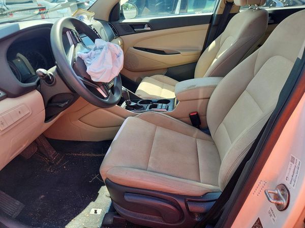 2017 HYUNDAI TUCSON SE (no options) — DENT