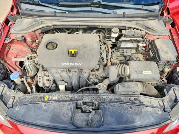 2018 HYUNDAI ELANTRA — Engine bay