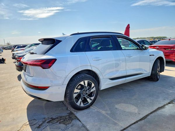 2022 AUDI E-TRON quattro Premium