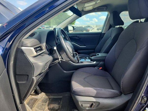 2022 TOYOTA HIGHLANDER LE